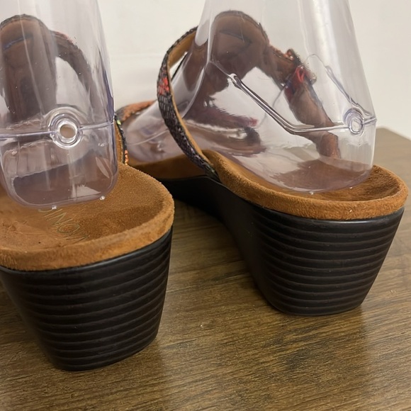 Vionic Multicolor Snake Print Sandals with Gold Discs, Women’s Sz 10 - Picture 5 of 9